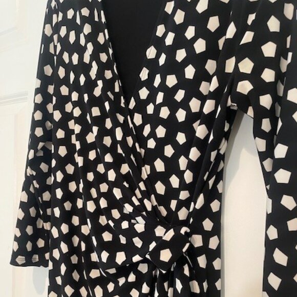 Anne Klein Faux Wrap ¾ Sleeve Black & White Geometric Print Dress – MEDIUM - Picture 5 of 16